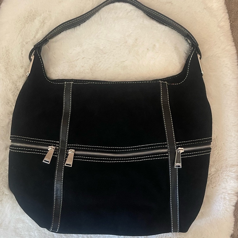 Tres Bien Black Hobo Bag with Elegant Stitching